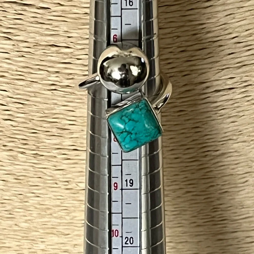 TURQUOISE & STERLING SILVER PRE-LOVED AUTHENTIC STYLE  DESIGN RING